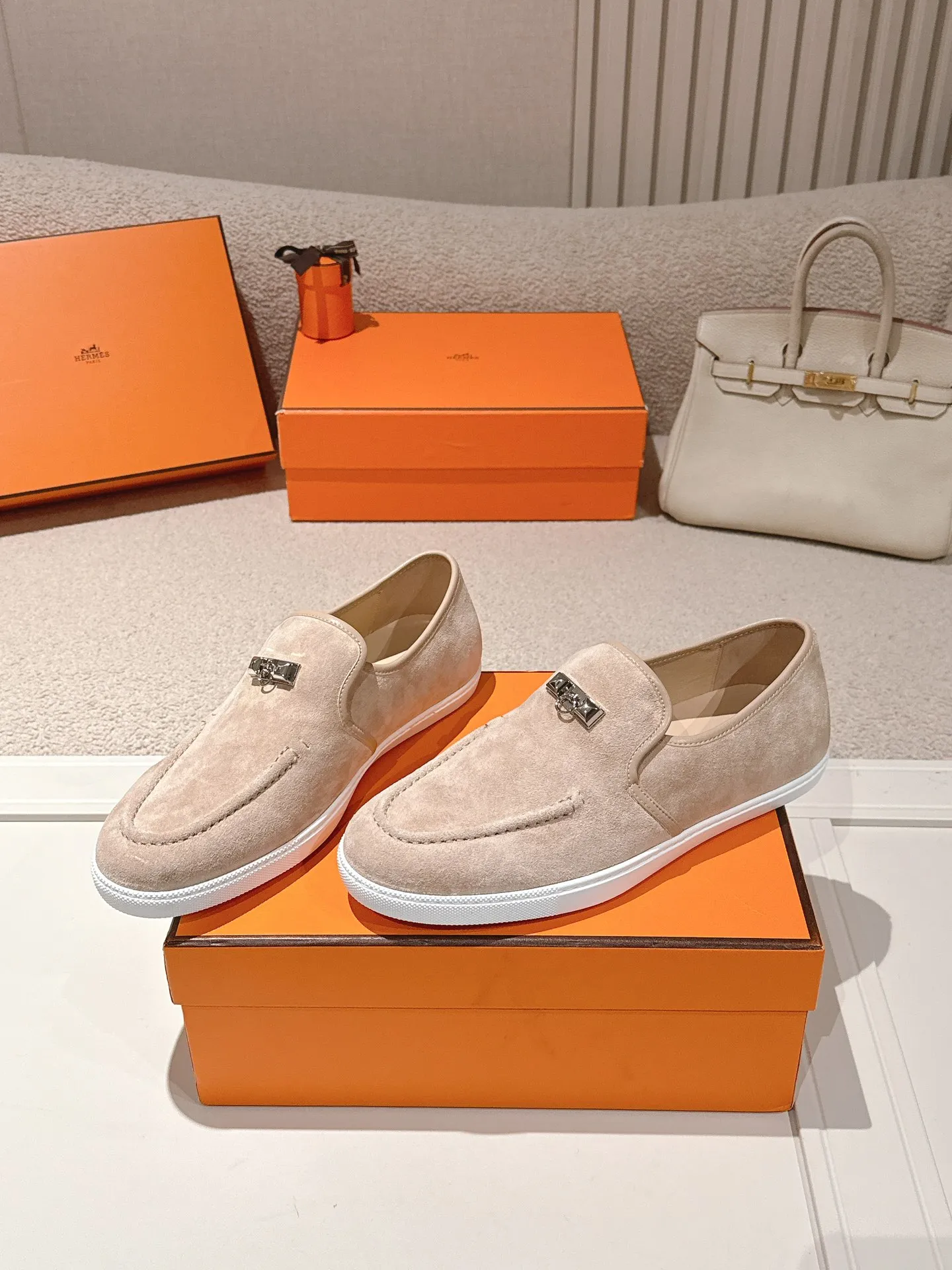 Men's Men's Shoes 600💰 Hermes# Couple Studded Loafers Calfskin and suede goatskin lace-up free sneakers with signature "H" detail. The design is simple and smooth, creating a fashionable urban look. It is comfortable and versatile. H family classics are not outdated, and the delivery counter is exquisitely packaged🛍📦 Fabric: Original customized imported first-layer cowhide/cow down Lining: Imported soft sheepskin Sole: Original open-molded anti-slip TPU material Size: 35-45